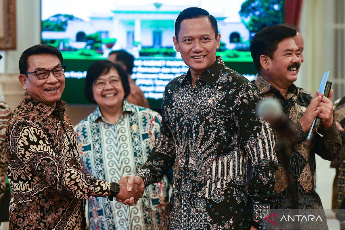 Moeldoko dan AHY jabat tangan di Istana