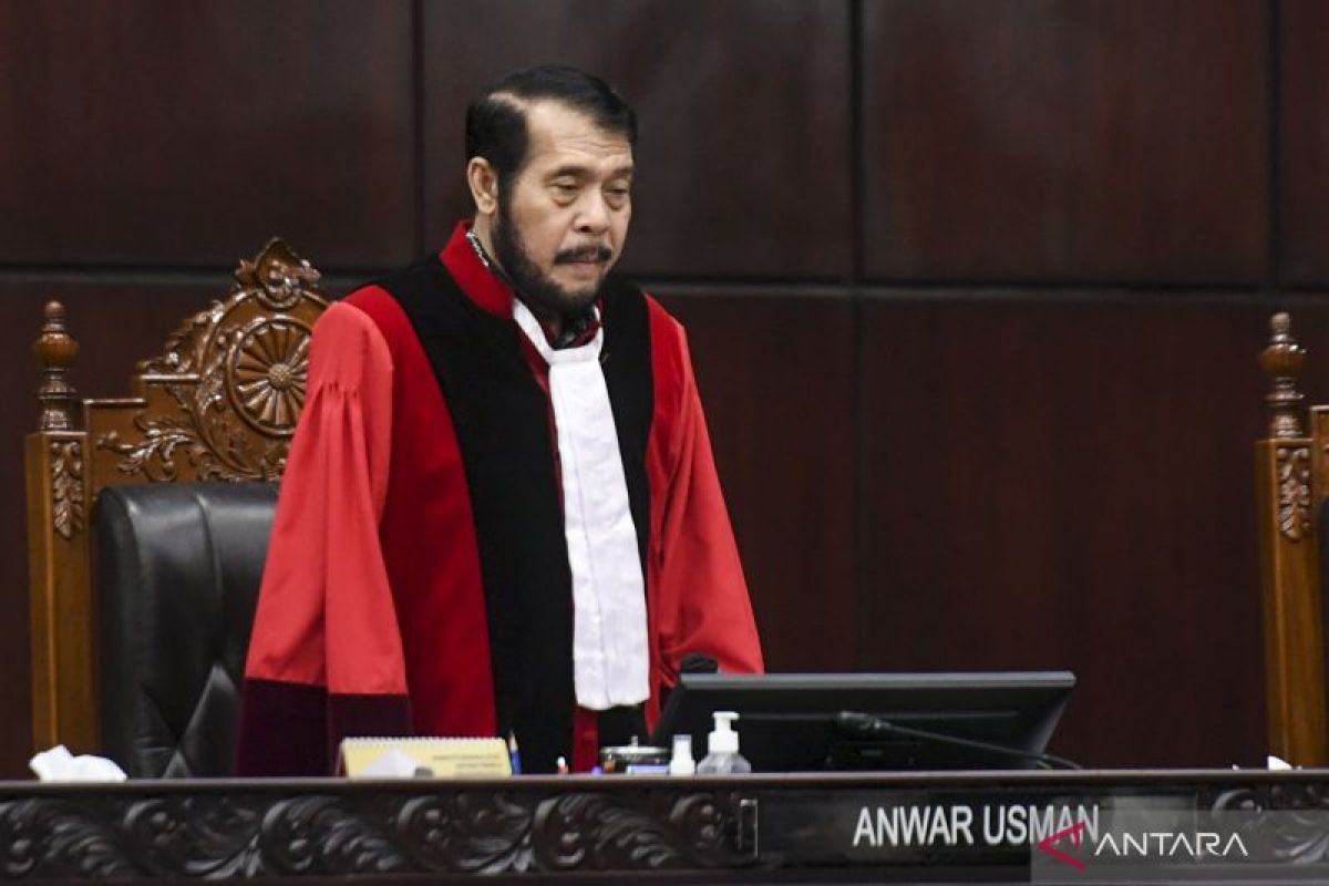 Hakim Konstitusi Anwar Usman terbukti langgar kode etik