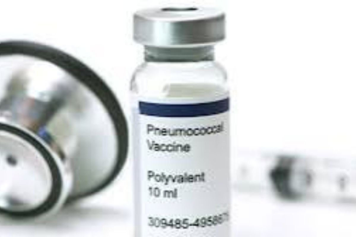 Orang tua balita di Biak berikan imunisasi PCV anak di Puskesmas