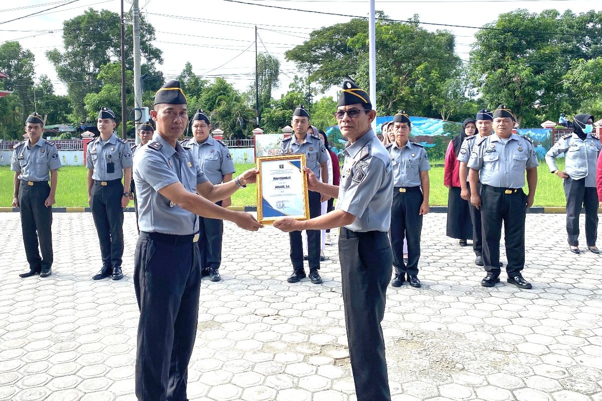 Lapas Sampit berikan penghargaan bagi pegawai terbaik