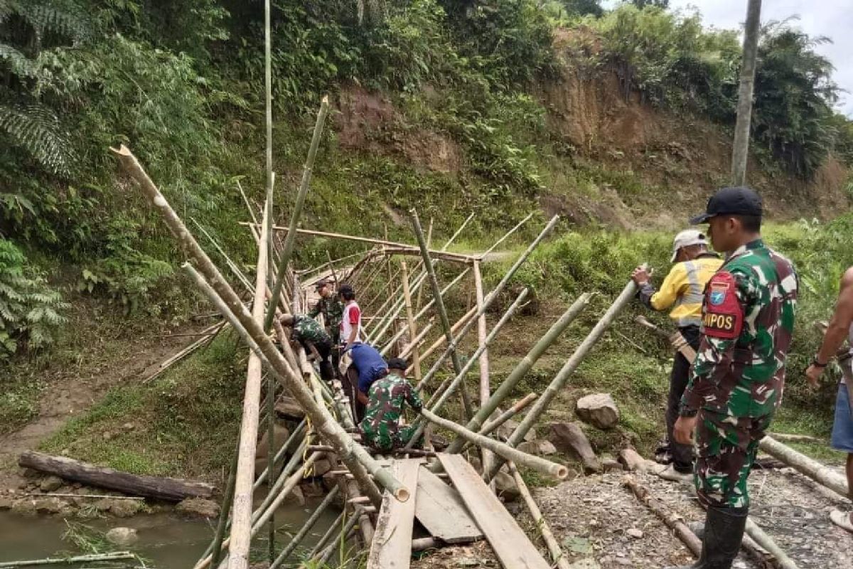 TNI bersama warga perbaiki jembatan bambu di perbatasan RI-Malaysia