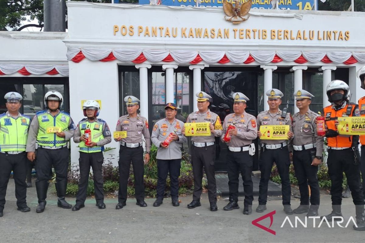 Satlantas Polresta Bogor bagikan puluhan APAR antisipasi kebakaran angkot