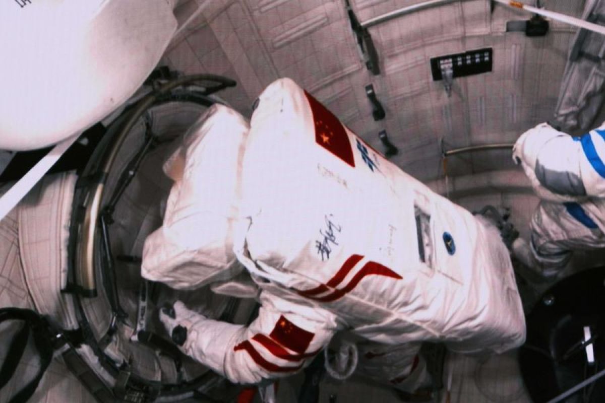 Tang Hongbo astronaut China dengan waktu penerbangan antariksa terlama