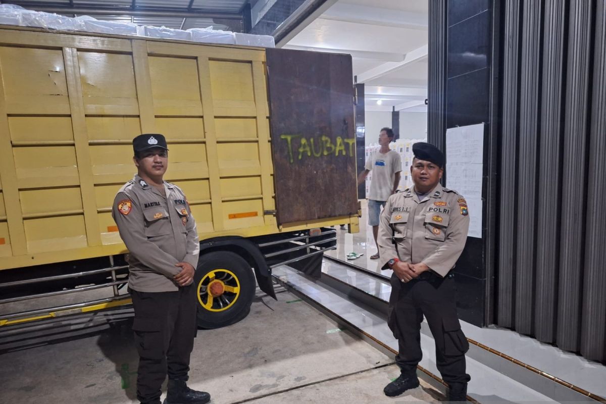 Polisi Bangka Barat kawal pengembalian logistik ke gudang KPU