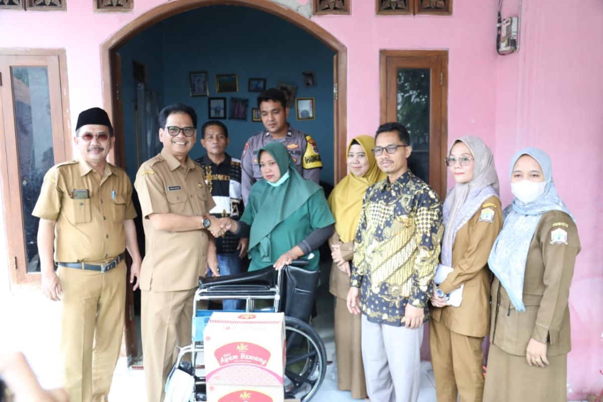 Pemkot Serang berikan bantuan kursi roda pada petugas KPPS sakit berat
