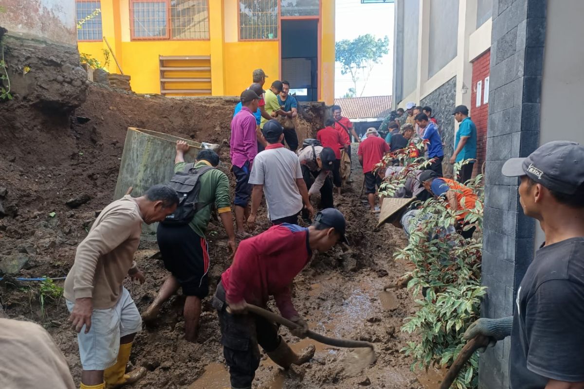 Bangunan SD di Trenggalek rusak terdampak longsor