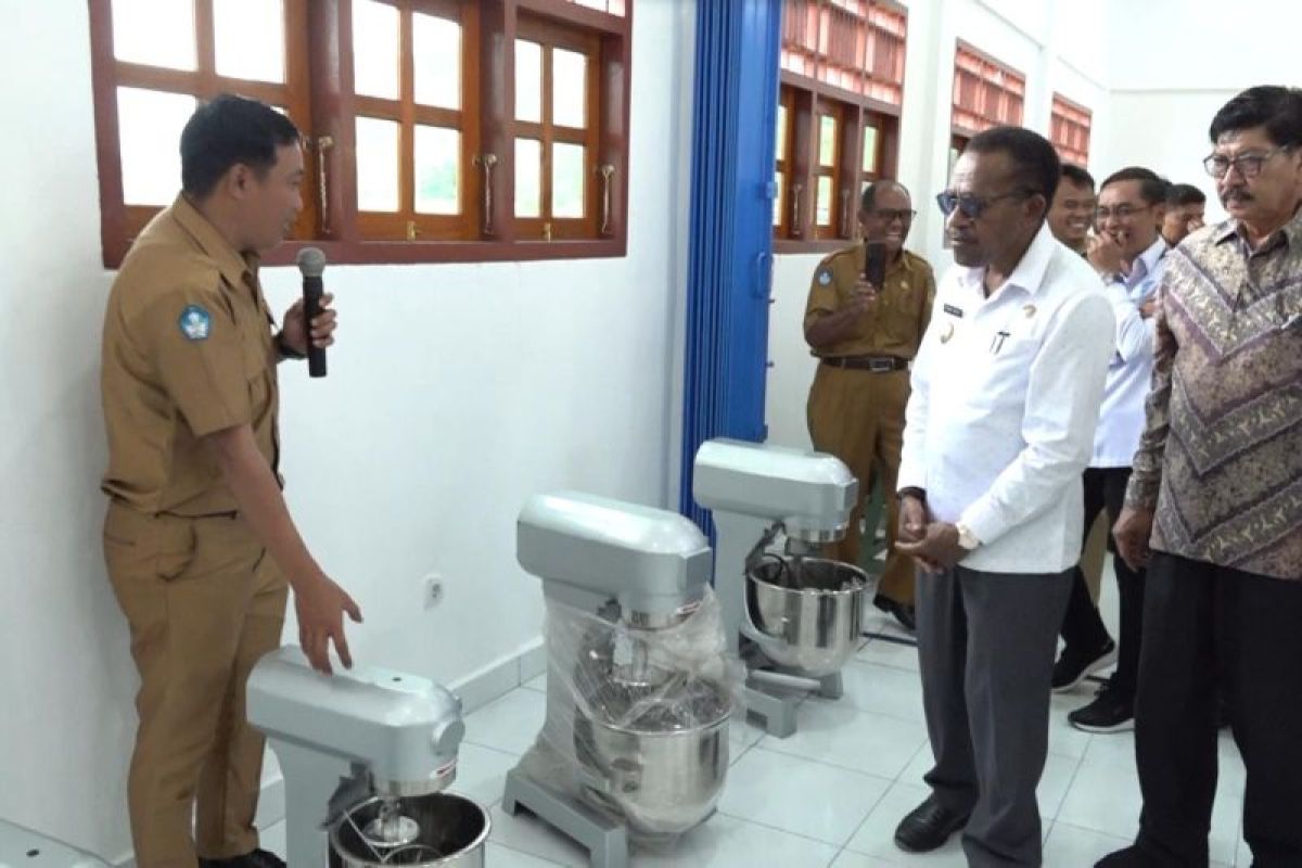Penjabat Wali Kota Jayapura serahkan alat olahan perikanan SMK Karya Gemilang