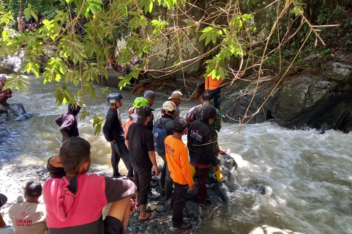 Tim SAR lanjutkan pencarian dua korban terseret arus di Air Terjun Wera