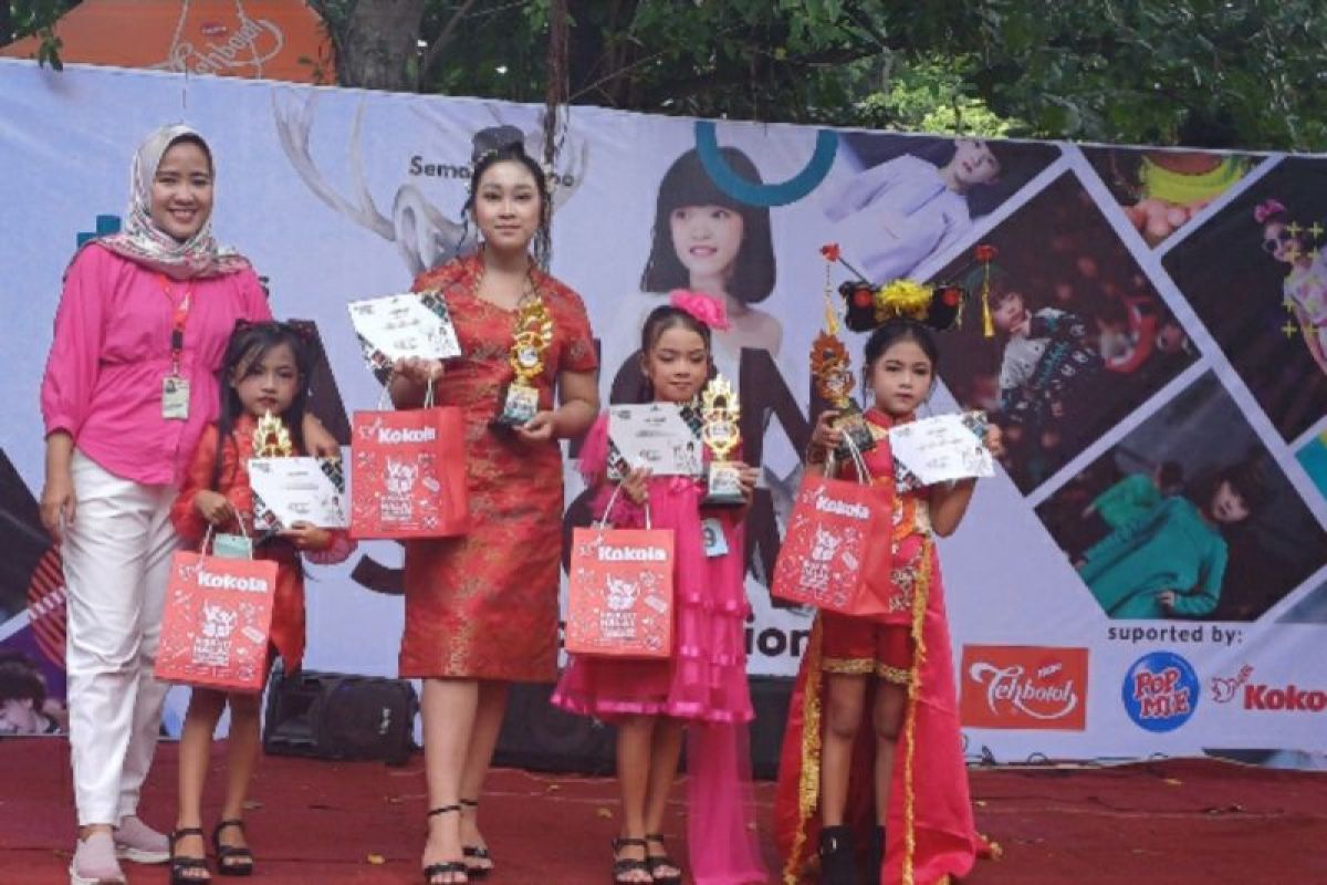 Biskuit Kokola meriahkan "Semarang Zoo Fashion Show"