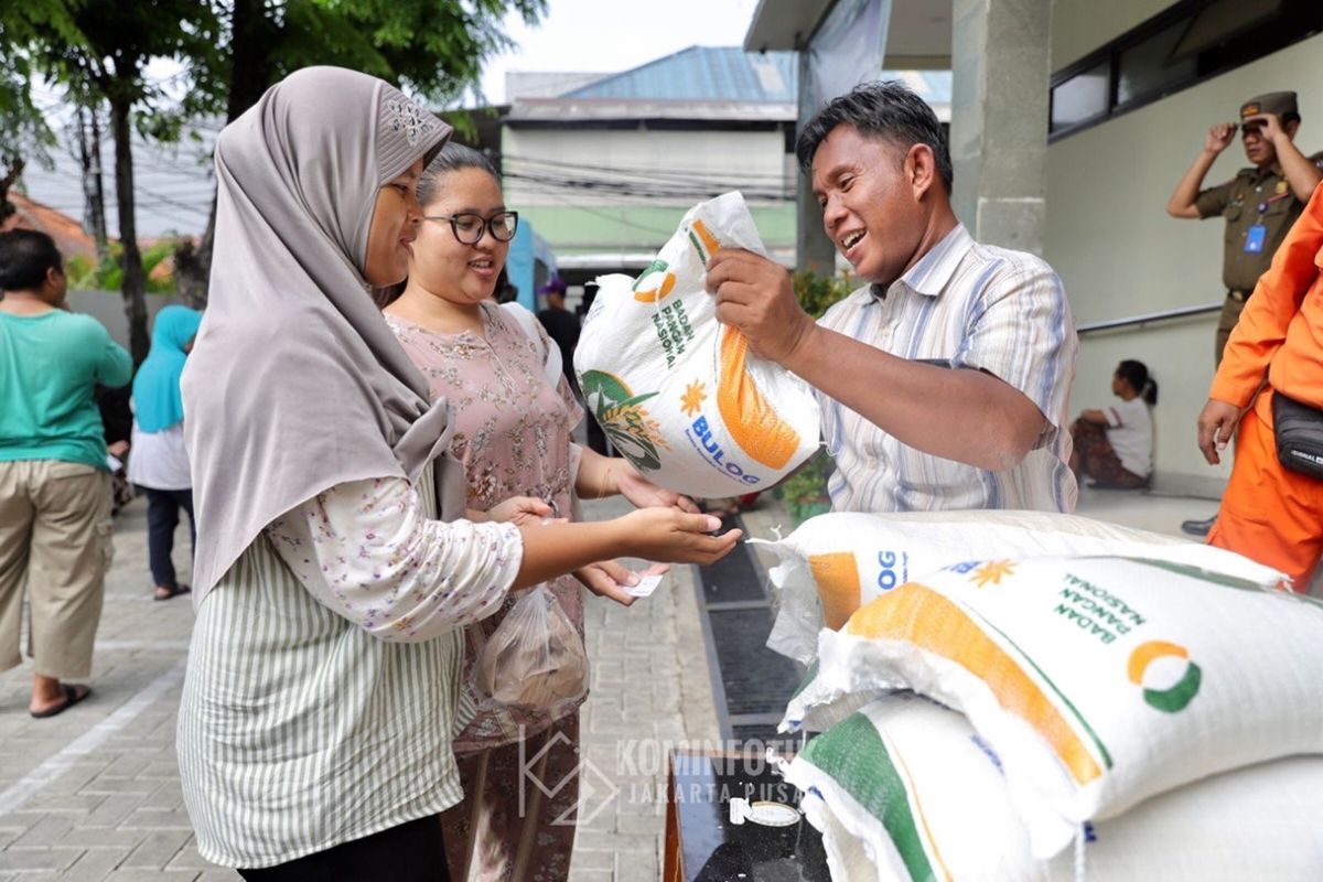 Pemkot Jakpus distribusikan bantuan beras di Kelurahan Utan Panjang