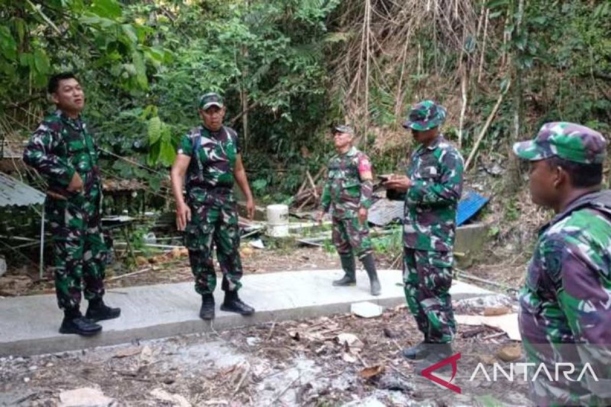 Satgas TMMD bersama  Mahasiswa Poltekkes sinergi bangun desa di Ambon