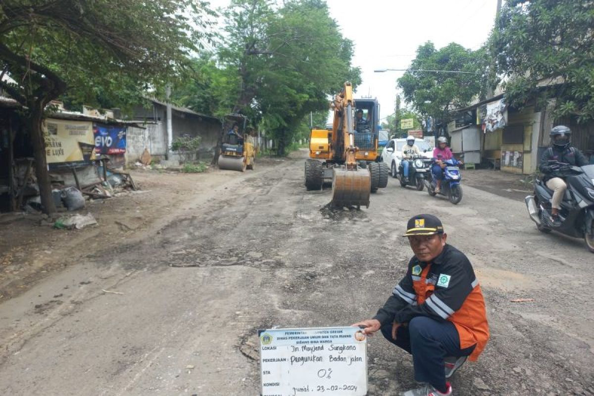 Pemkab Gresik turunkan alat berat perbaiki jalan rusak