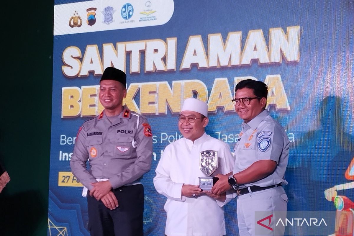 Jasa Raharja - Polri sosialisasi keselamatan berkendara kepada santri