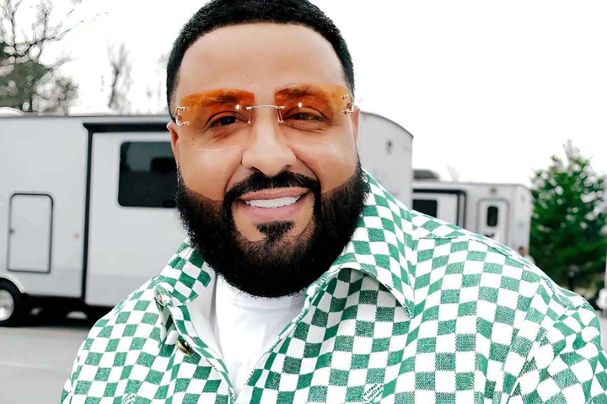 Aksi lucu DJ Khaled digendong petugas saat tampil di Miami