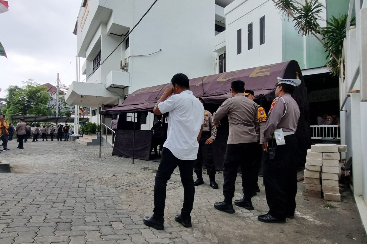 Polrestabes Surabaya mengamankan pleno rekapitulasi tingkat kota