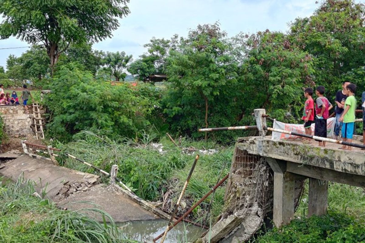 Terseret arus, jembatan penghubung dua kampung di Rajeg Tangerang ambruk