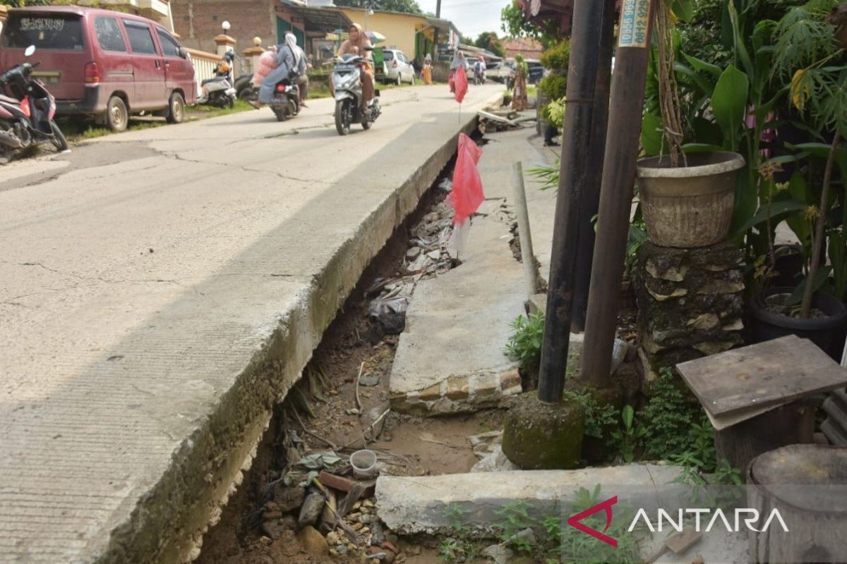 Pemkab Bekasi minta bantuan PVMBG kaji pergerakan tanah Bojongmangu