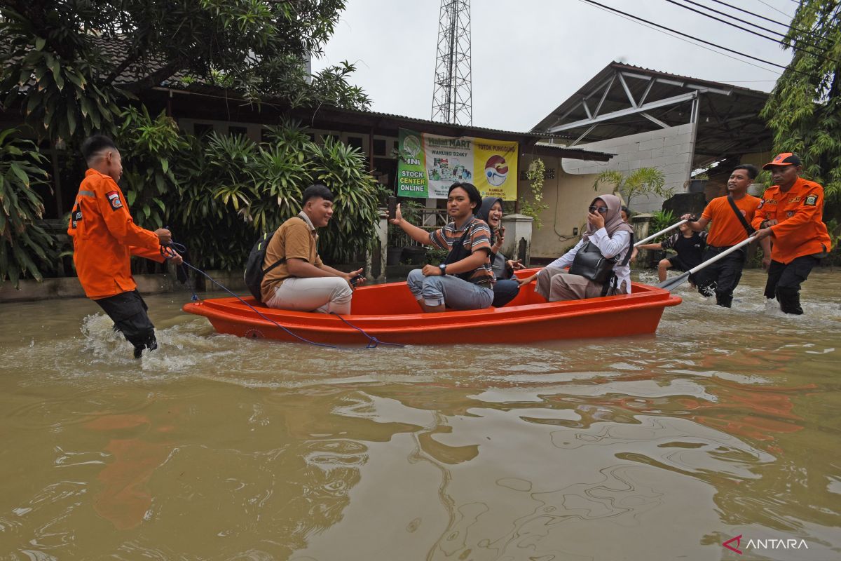 27 daerah berstatus waspada dampak hujan di Indonesia