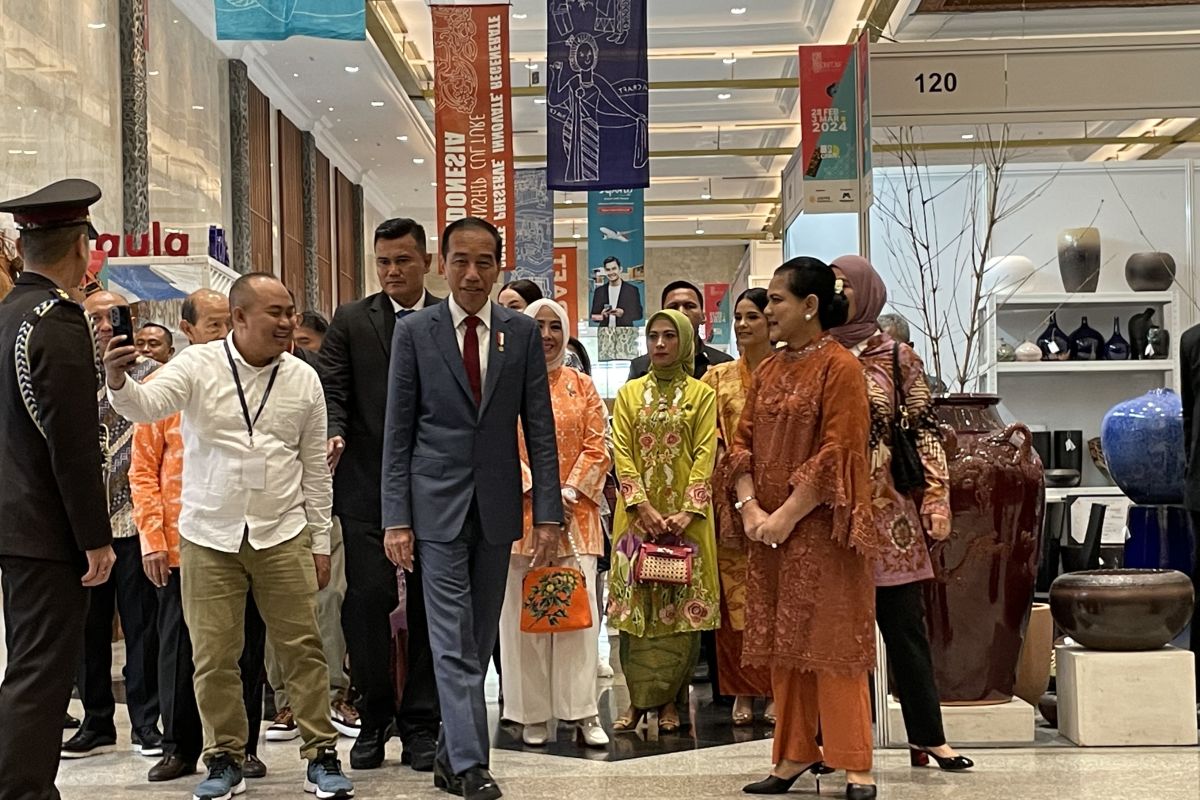 Jokowi bersama Ibu Iriana kunjungi pameran Inacraft 2024