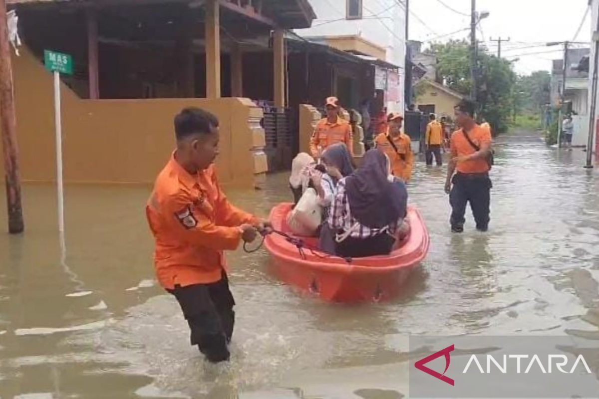 Diguyur hujan deras, rumah dan jalan raya Kota Serang terendam banjir