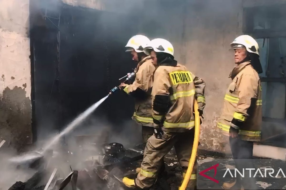 Dua rumah berlantai dua di Penggilingan ludes terbakar