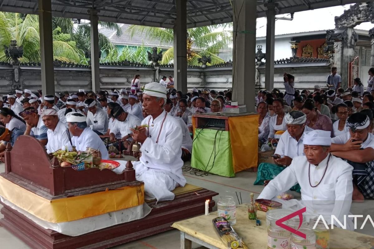 Ratusan umat Hindu di Belitung rayakan Galungan