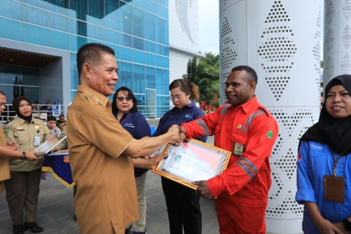 Pj. Gubernur Papua imbau perusahaan membangun budaya K3 yang baik