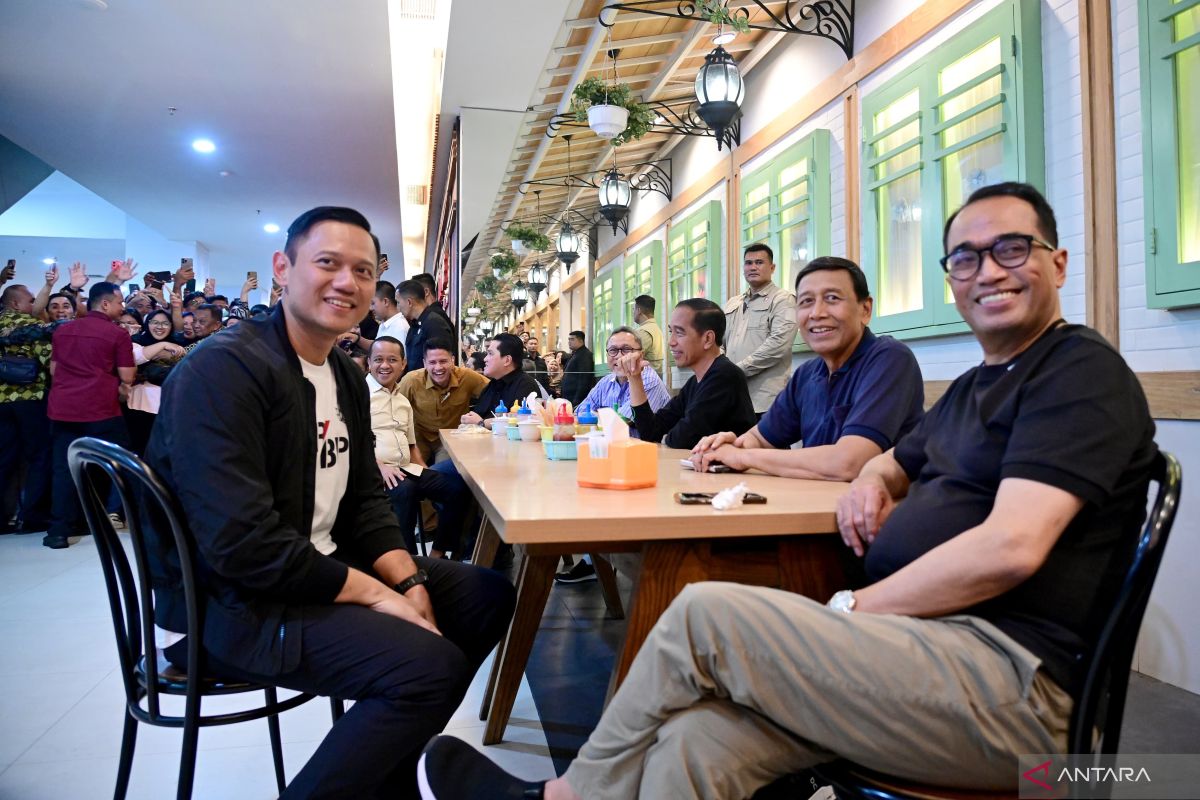 Presiden Jokowi ajak menteri makan bakso di Samarinda, Kaltim