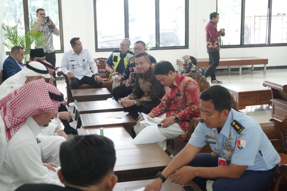 Ministry checks Hajj fast-track service readiness in Surabaya, Solo