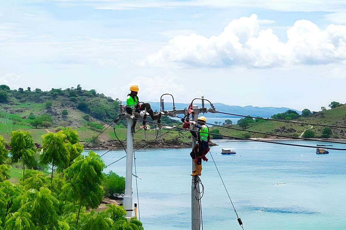 PLN NTB operasikan kabel udara hingga hadirkan listrik 24 jam di Bajo Pulau