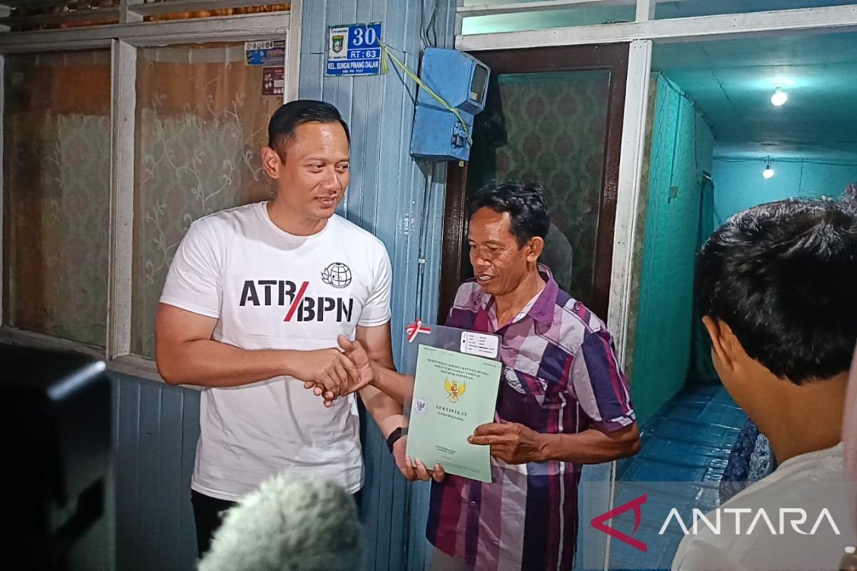 Menteri ATR AHY serahkan sertifikat 'door to door' ke warga Samarinda