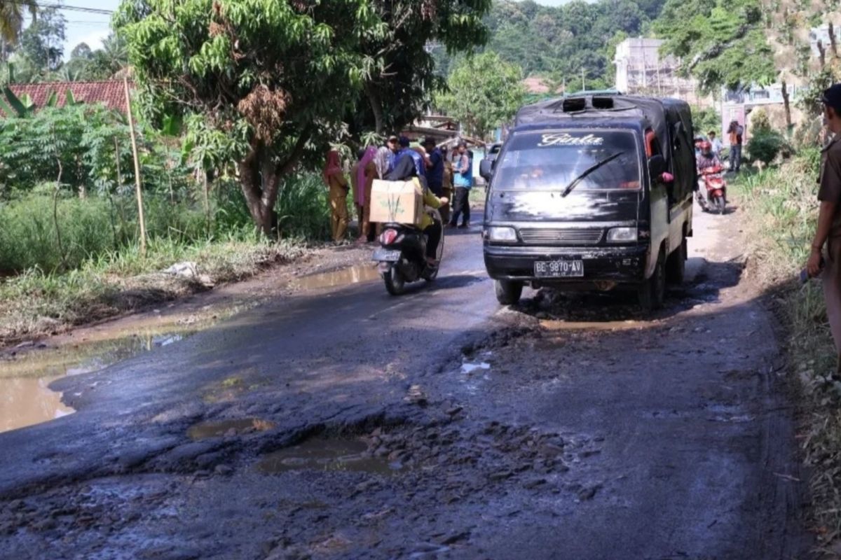 Jalan menuju kawasan wisata di Lampung mulai diperbaiki