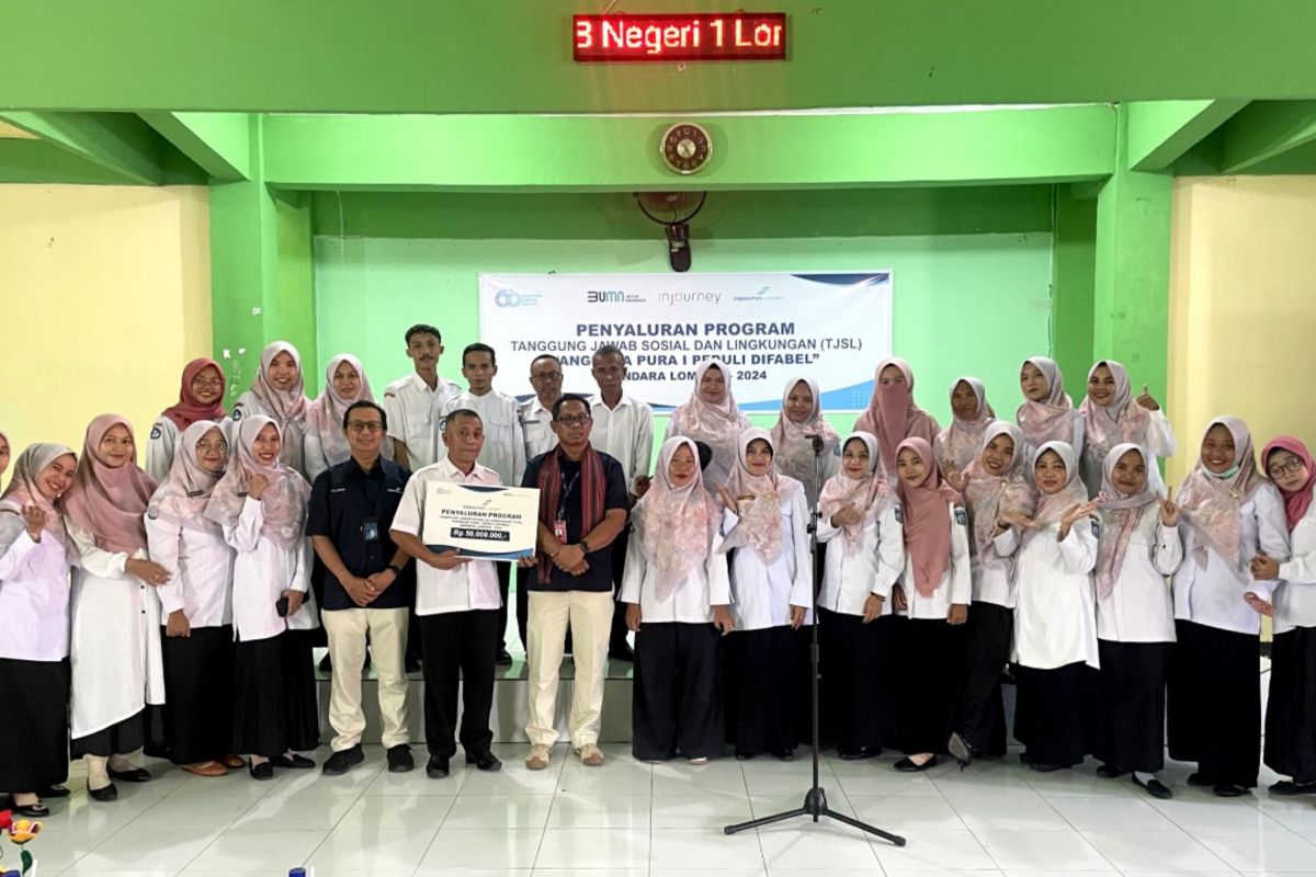 Bandara Lombok bantu perlengkapan sekolah di SLB Negeri 1 Lombok Tengah
