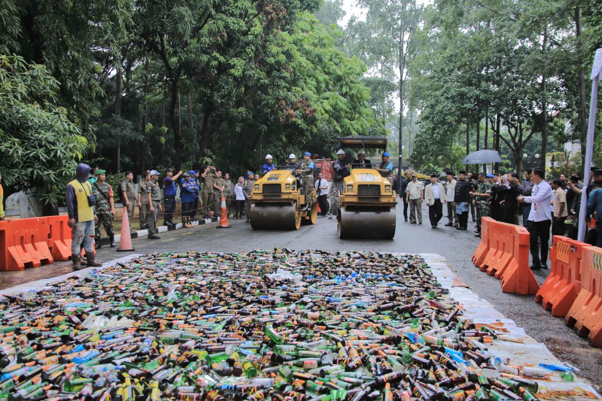 Satpol PP Kota Tangerang musnahkan 2.588 botol miras hasil razia