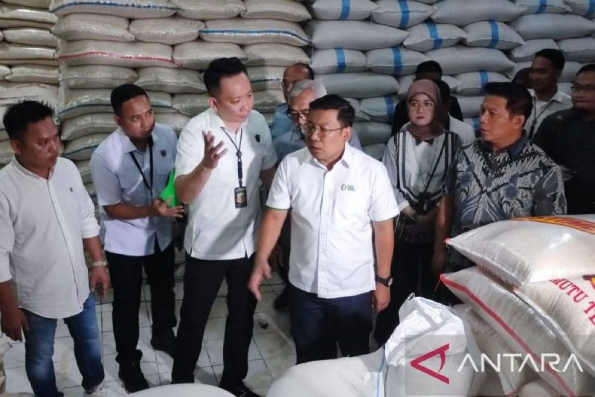 Satgas pangan bersama Bapanas cek ketersediaan beras di Pasar Induk Beras Cipinang