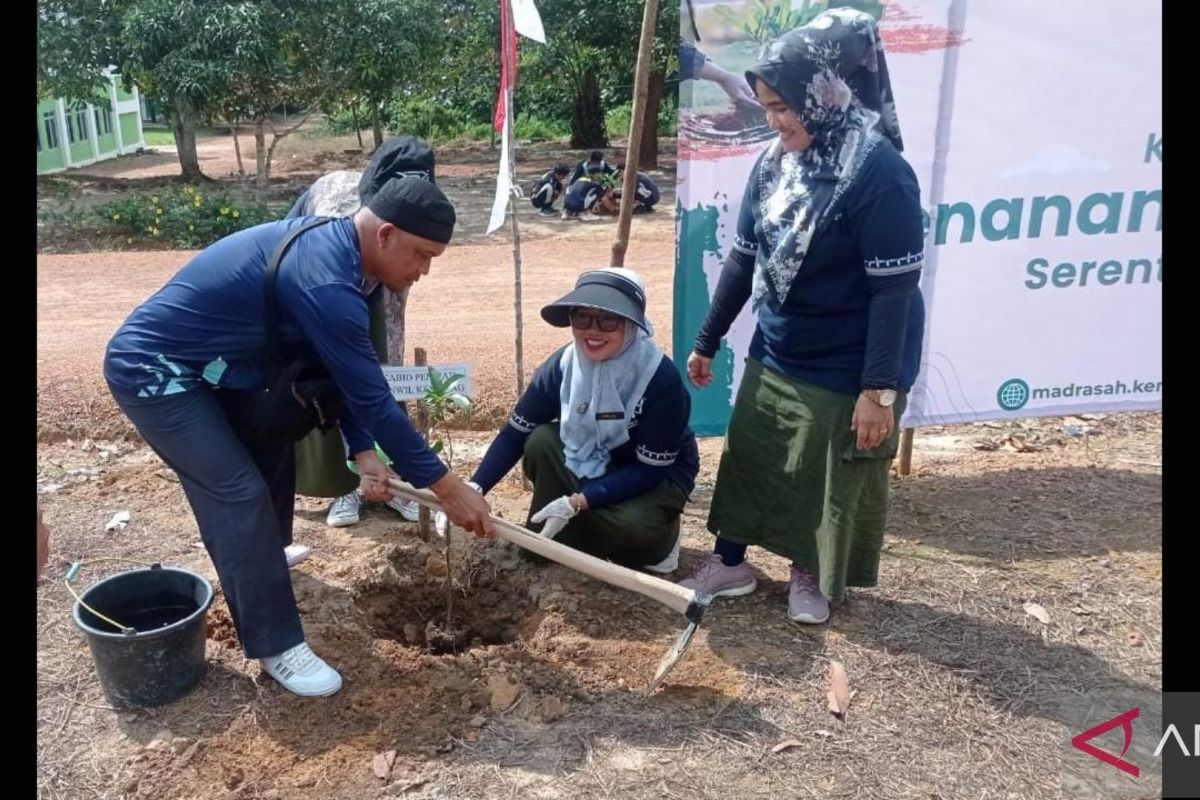 MAN IC Bangka Tengah gelar penanaman dan pemeliharaan pohon serentak