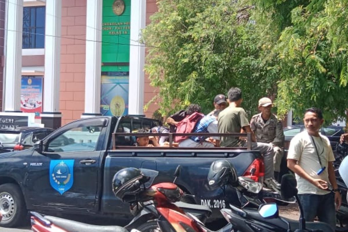 Satpol PP Malut amankan 12 pelajar di Ternate yang nongkrong saat jam sekolah