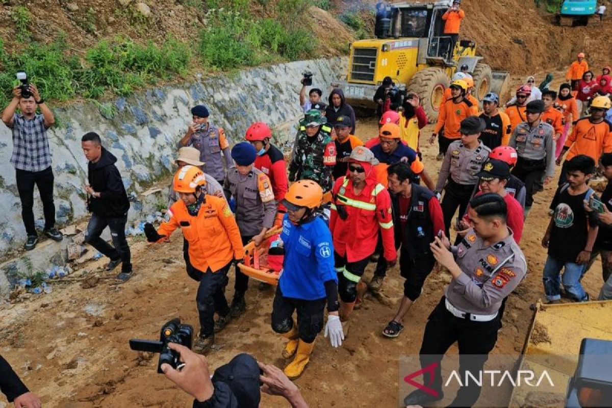 Basarnas Makassar sebut korban longsor di Luwu bertambah