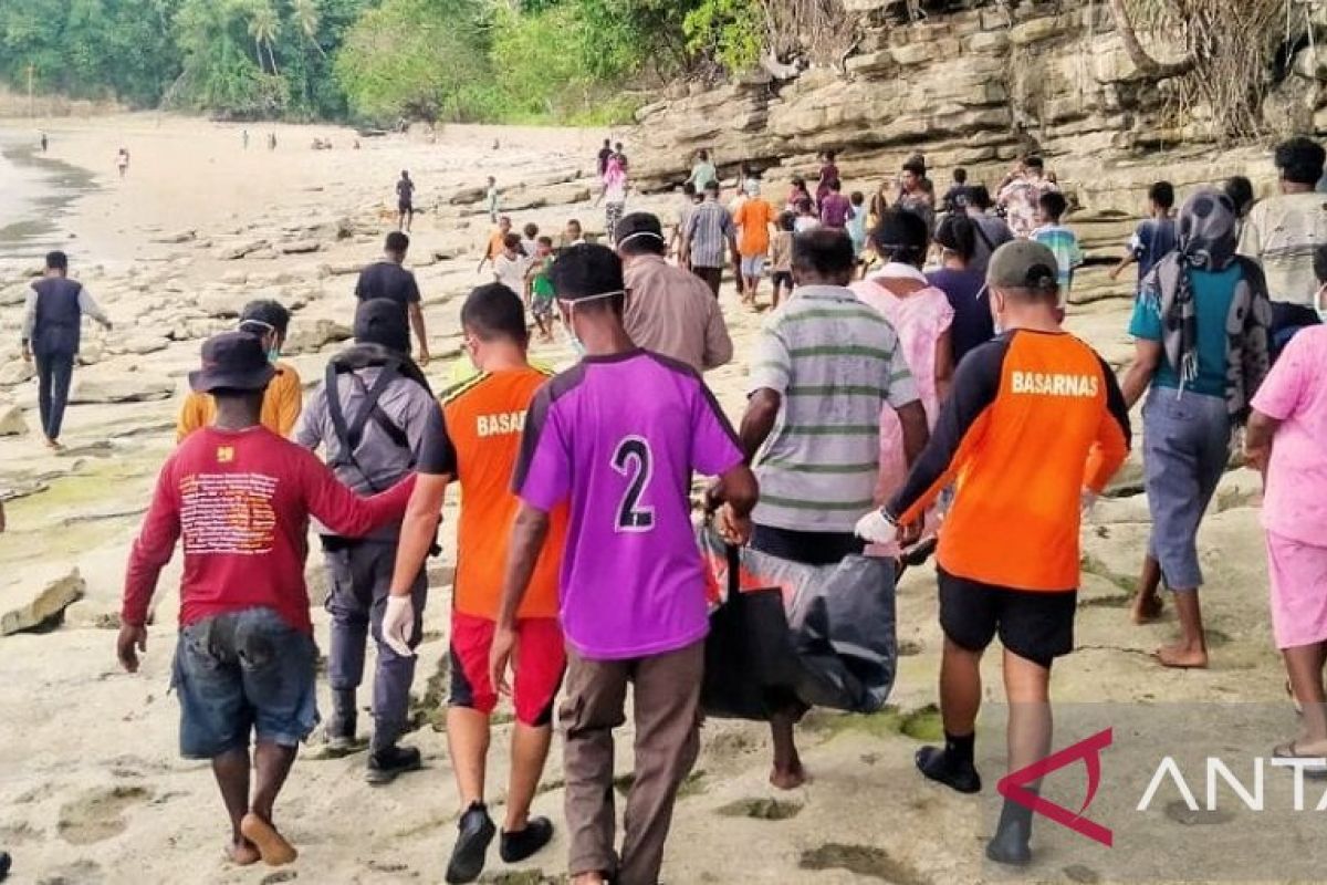 Tim SAR evakuasi jasad bocah terjatuh dari kapal sabuk 106 di perairan Maluku Tenggara