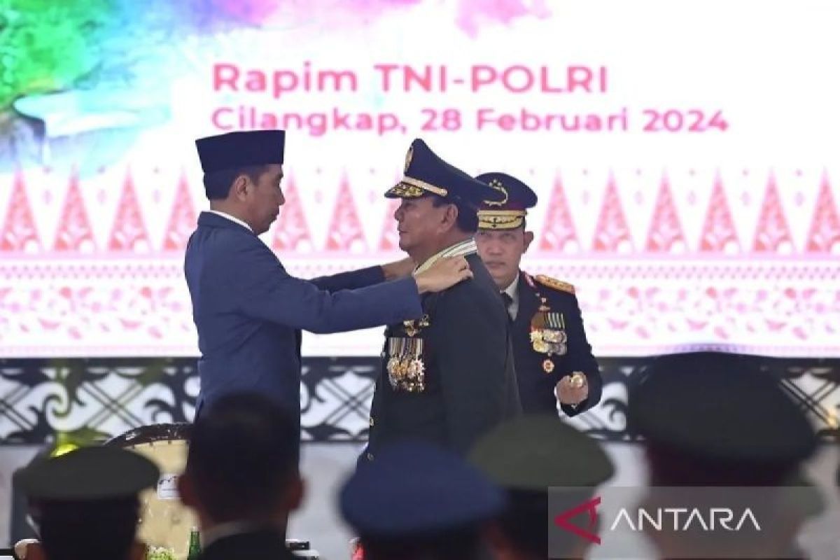 Presiden sematkan kenaikan pangkat kepada Prabowo