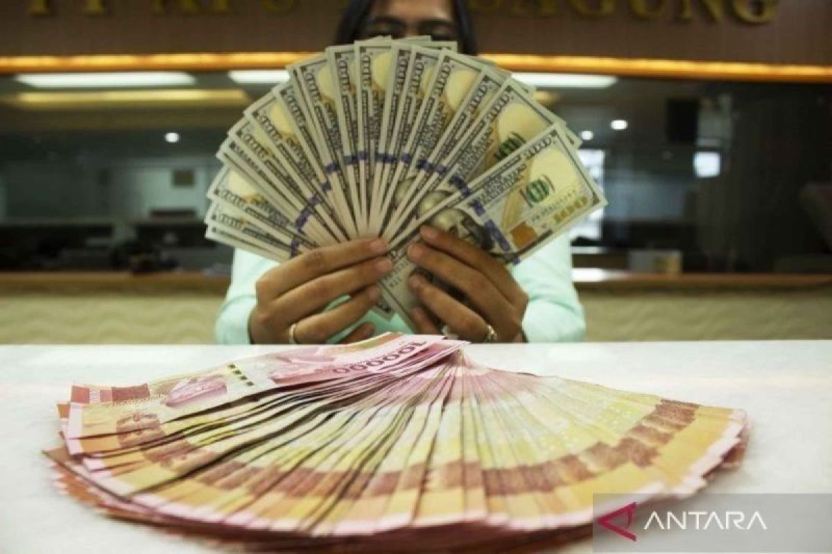 Rupiah hari ini menurun jelang akhir pekan karena dolar AS rebound