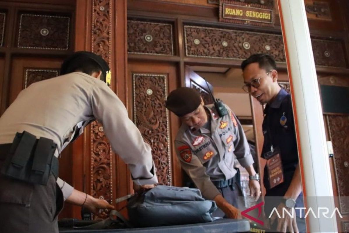Sebanyak 170 personel kepolisian amankan rapat pleno KPU Lombok Barat