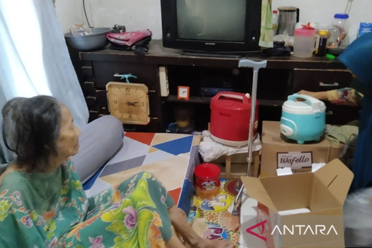 Kemensos salurkan bantuan untuk lansia sebatang kara di Bogor