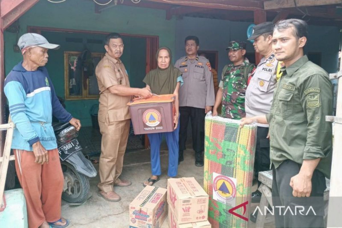 Pemkab Bekasi beri bantuan warga terdampak longsor