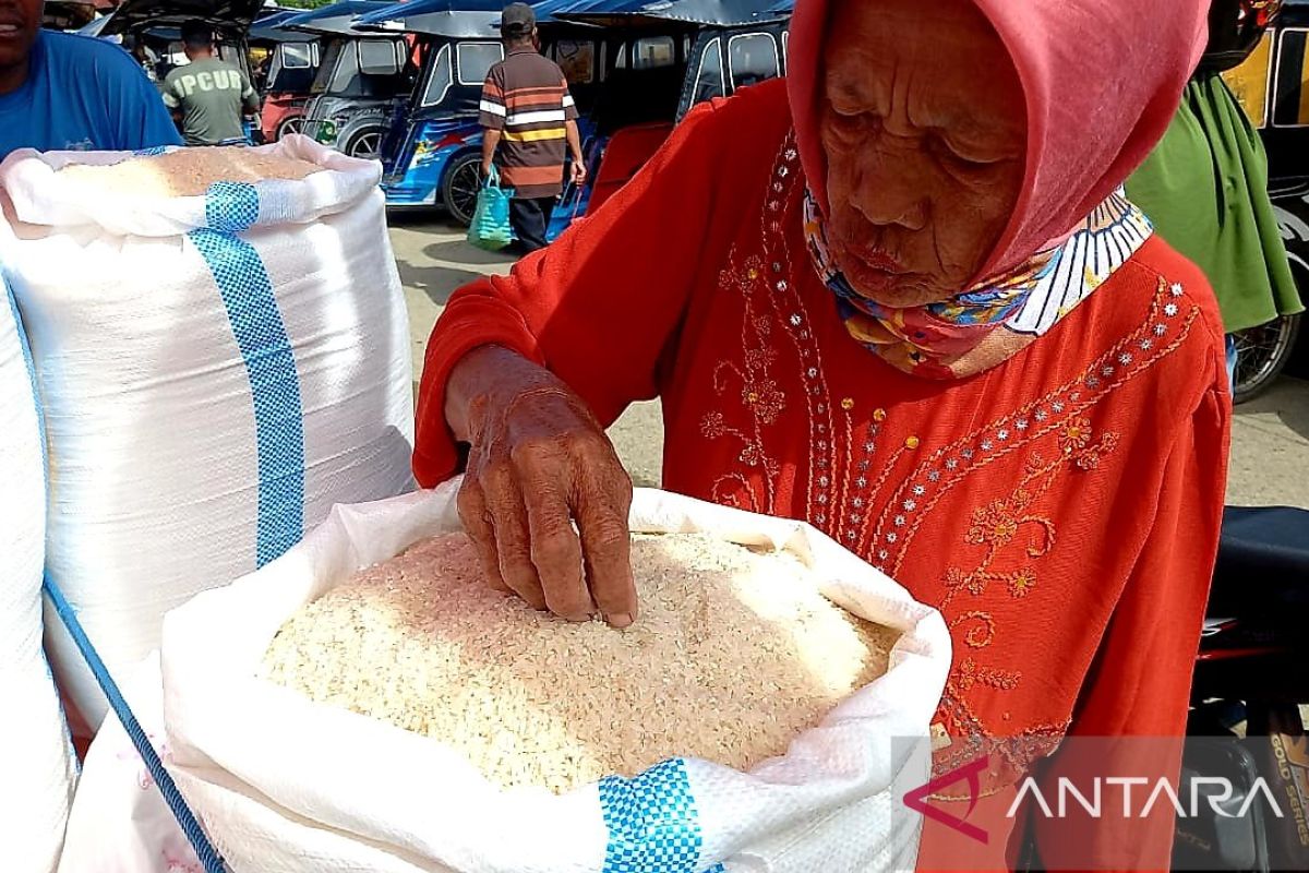 Pedagang pasok beras dari luar Gorontalo