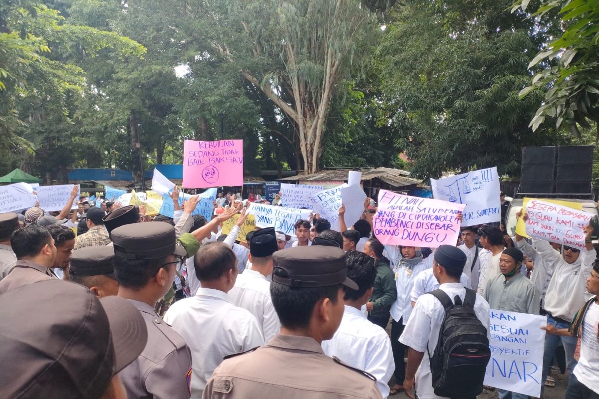 Kasus pencabulan, Ratusan warga tuntut pimpinan Ponpes di Bagi Papan Lombok Timur dibebaskan