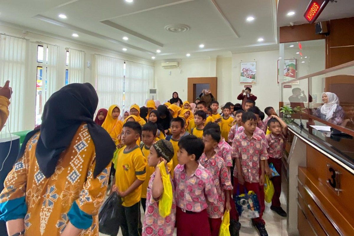 Banking Day pelajar SDIT Ar Refah di BRK Syariah cabang Tanjungpinang