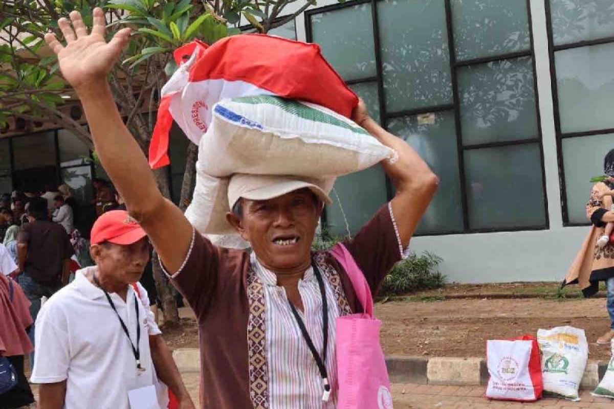 Meringankan beban masyarakat lapisan rawan dengan bantuan pangan