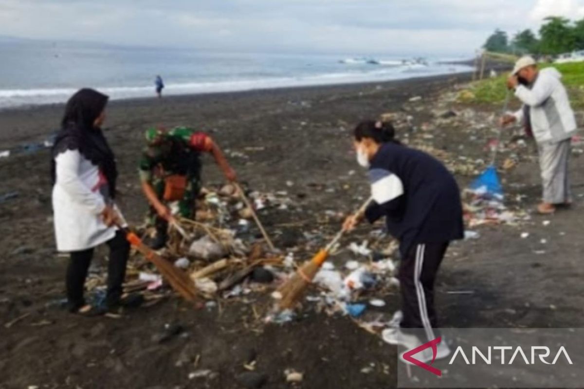 TNI bersama  warga lakukan bersih lingkungan Desa Masnana Buru Selatan