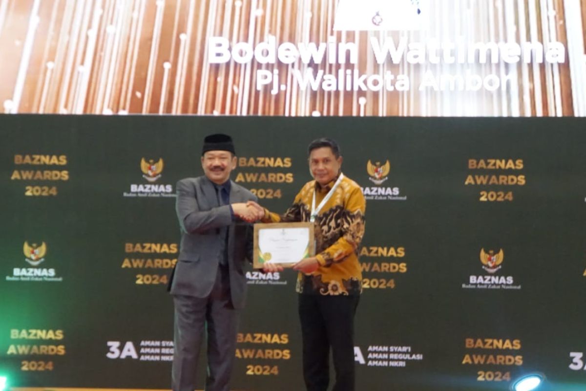 Pj Wali Kota Ambon terima penghargaan Baznas RI